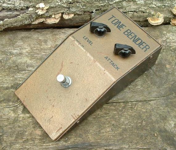 Tone Bender fuzz pedala u MkI stilu sa skinutim poklopcem koji pokazuje bateriju