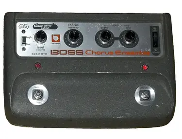 Vintage Boss chorus pedala koja koristi bucket brigade delay čipove