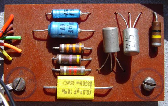 Unutrašnjost starog Fuzz Face pedale sa dva tranzistora