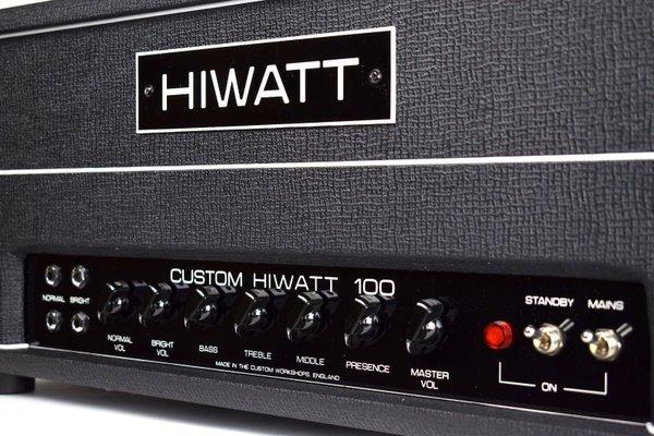 Zadnja ploča Hiwatt DR103 koja pokazuje izvode izlaznog transformatora